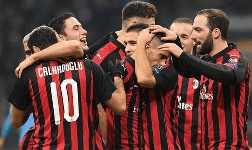  AC米兰主场溃败，球迷高呼教练下课  