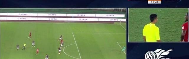  裁判判罚引发争议，VAR介入改变多场关键战役走向  